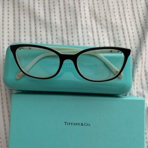 Prescription Tiffany’s glasses are on sale and it is in good condition.